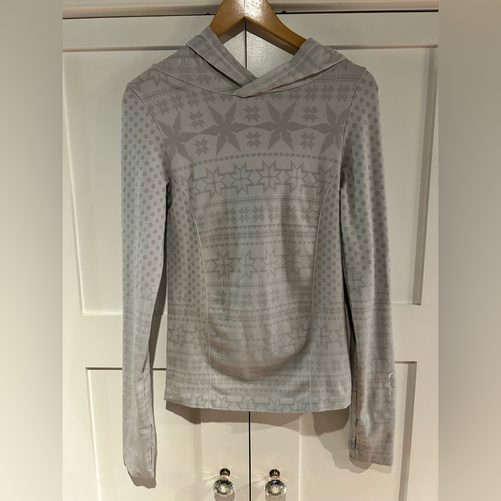 Off-white Patterned Women's workout top for cold weather.